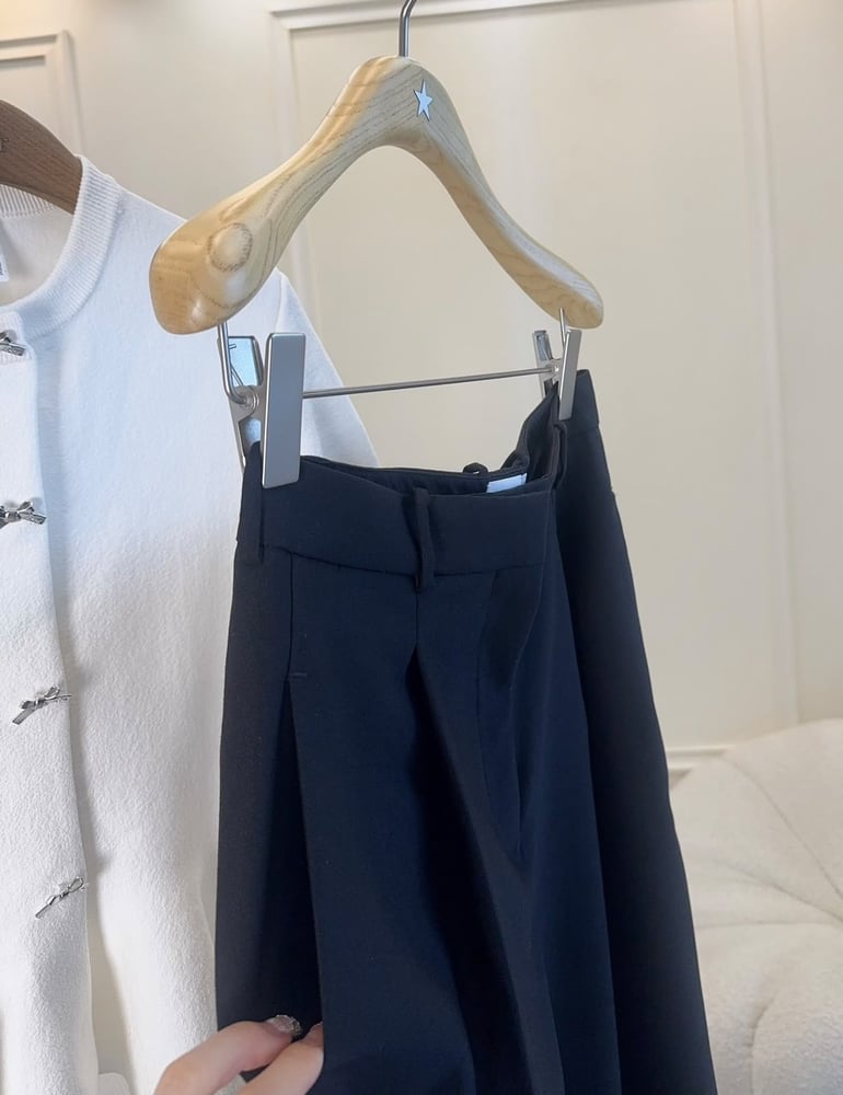 بنطلون ديور النسائي الراقي بتفاصيل معدنية وتصميم واسع (Dior Tailored Wide-Leg Trousers)