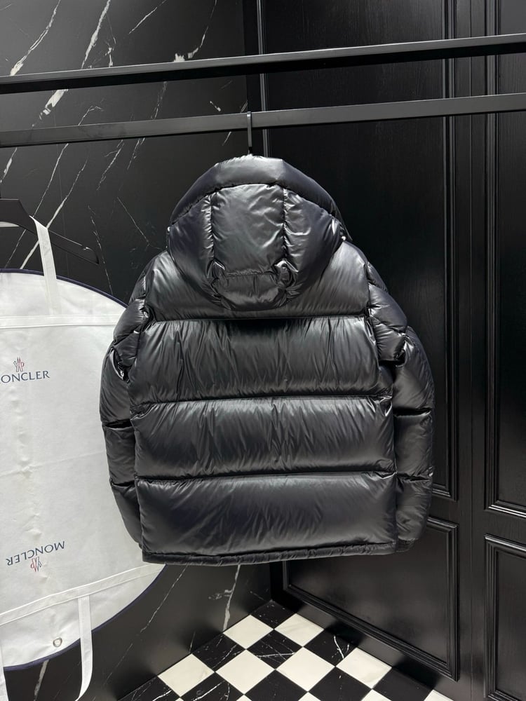جاكيت / معطف منفوخ رجالي فاخر بقبعة من "مونكلير" (Moncler) باللون الأسود اللامع (Glossy Black)