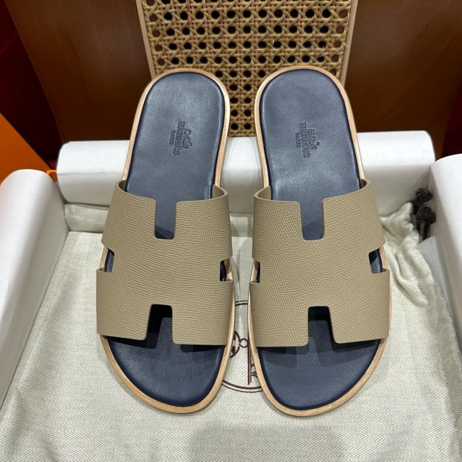 نعال إيزمير (Izmir) الصيفي الفاخر من هرمز (Hermès) من الجلد الطبيعي المحبب باللونين البيج التان والكحلي الداكن.