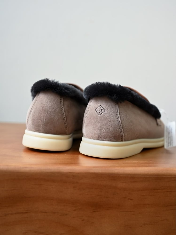 حذاء لورو بيانا النسائي الشمواه المبطن بالفرو مع تفاصيل القفل (Loro Piana Suede Fur-Lined Mules with Lock Charm)