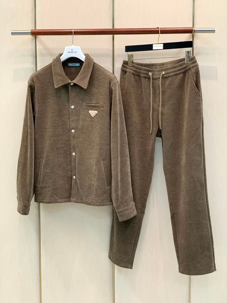 طقم رياضي / جاكيت وبنطلون رجالي فاخر من "برادا" (Prada) باللون البني المخملي المضلع (Corduroy)
