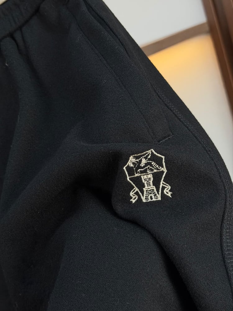 طقم برونيلو كوتشينيلي الرجالي الفاخر بسحاب وتطريز الشعار (Brunello Cucinelli Men's Zip-Up Jacket & Tracksuit Set)