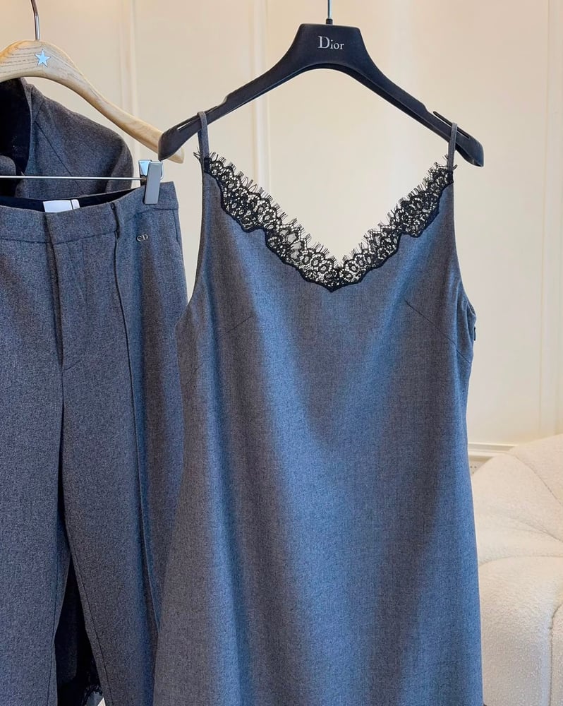 فستان "سليب" ديور بالدانتيل الأسود (Dior Lace-Trimmed Slip Dress)