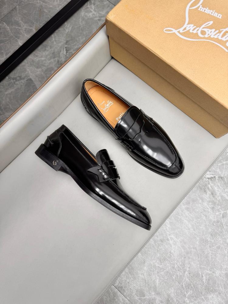 حذاء لوفر (Penny Loafer) رسمي فاخر من كريستيان لوبوتان (Christian Louboutin) من الجلد المصقول باللون الأسود الملكي.