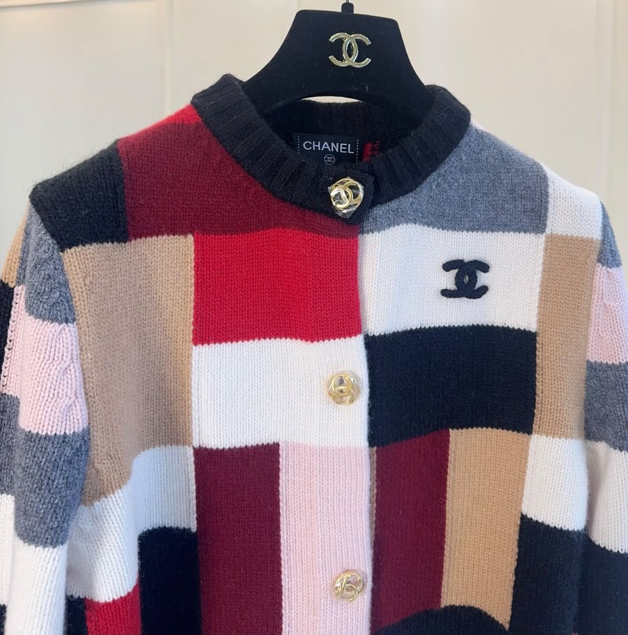 جاكيت شانيل النسائي المحبوك بتصميم مرقع ملون (Chanel Patchwork Knit Cardigan)