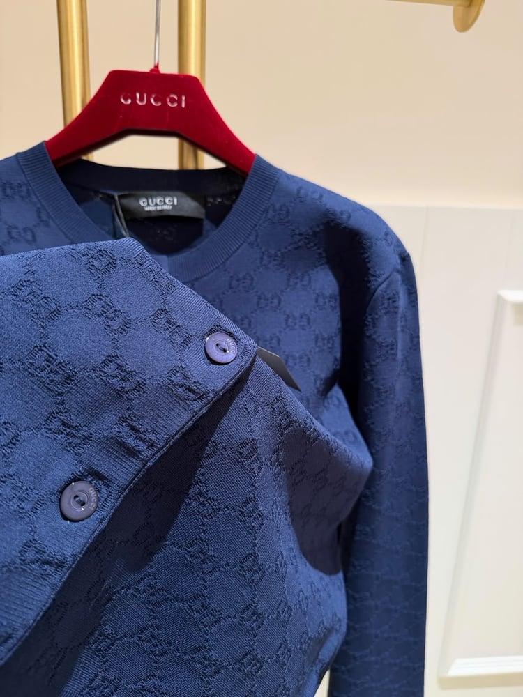 كارديجان جوتشي النسائي المحبوك بنقشة الشعار الأيقوني (Gucci Monogram Knit Cardigan)