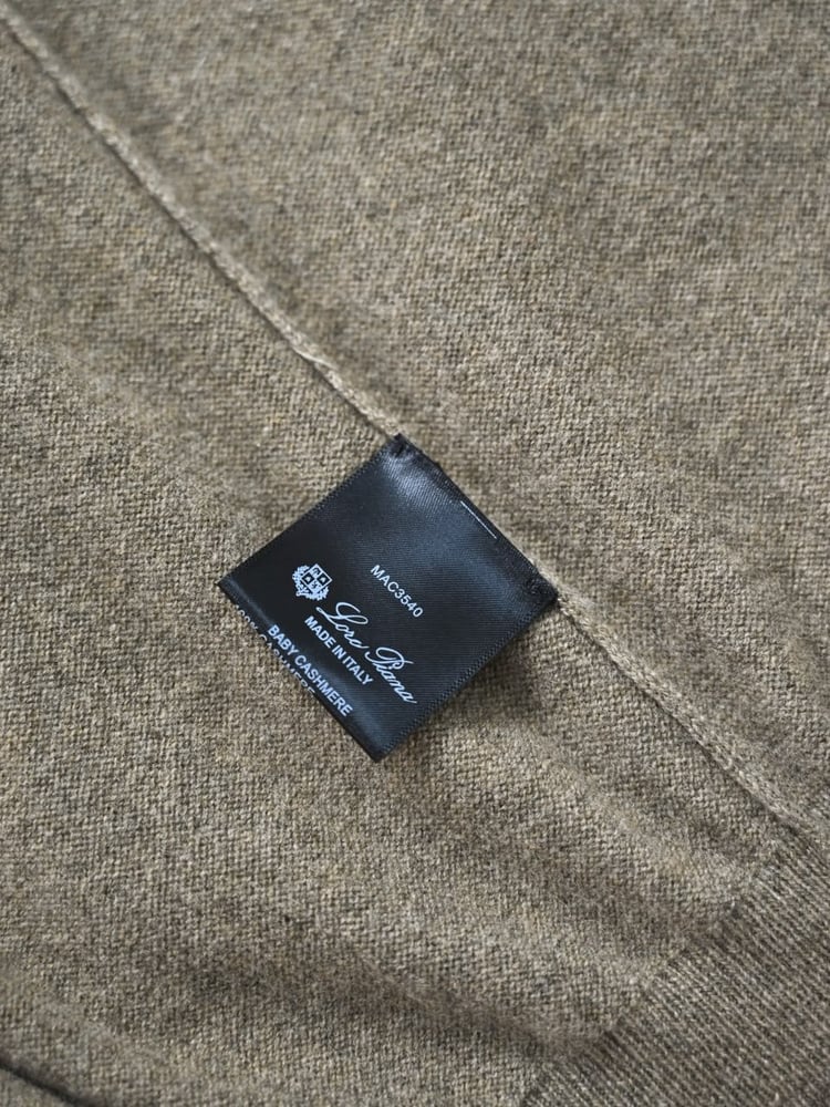 سويتر لورو بيانا الكشمير الفاخر بياقة عالية (Loro Piana Cashmere Turtleneck Sweater)