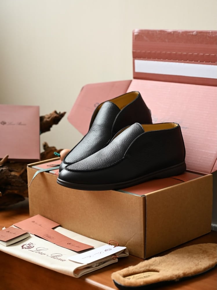حذاء لورو بيانا الرجالي الحبيبي بنعل متناسق (Loro Piana Open Walk Grained Leather Shoes - Monochrome Sole)