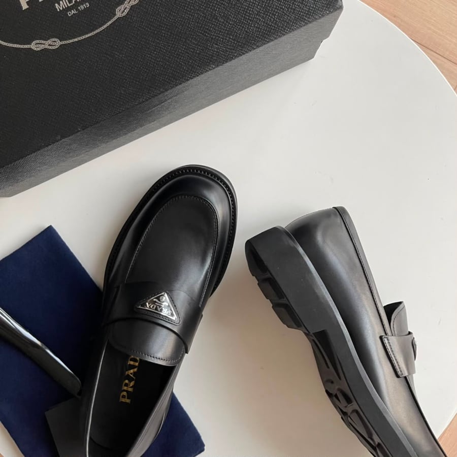 حذاء لوفر رجالي فاخر من برادا (Prada)