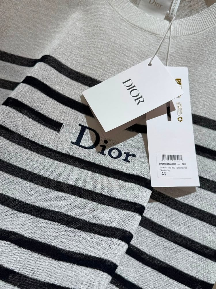 بلوزة ديور (Dior) الفاخرة المخططة بالتصميم الباريسي الكلاسيكي