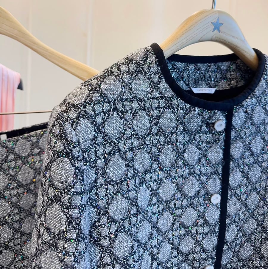 طقم ديور (Dior) الفاخر من التويد البراق بنقشة كاناج الأيقونية