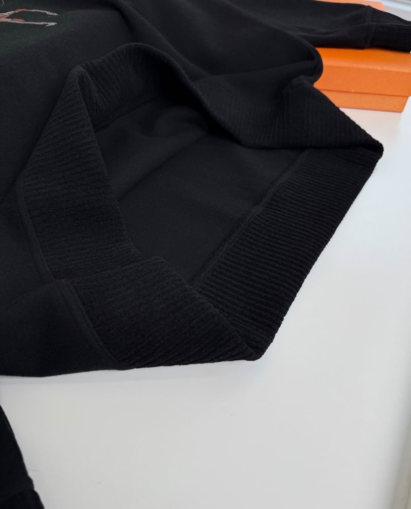 سويت شيرت هيرميس الفاخر بتطريز الحصان الكامل (Hermes Full Horse Embroidered Sweatshirt)