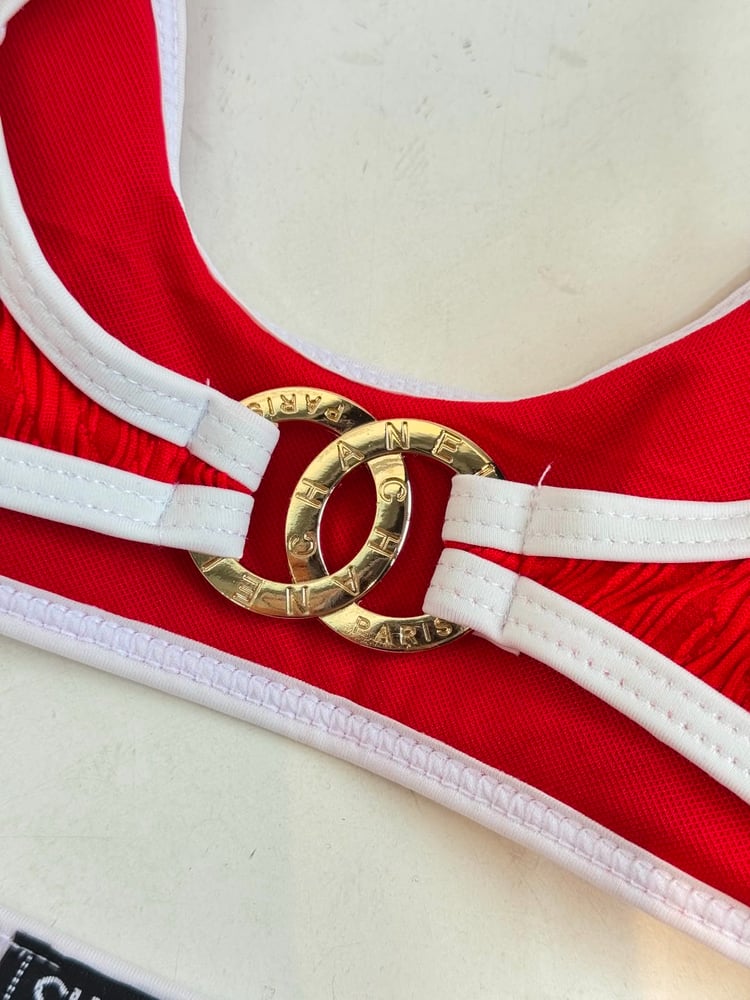 بكيني "شانيل" (Chanel) الفاخر - أناقة باللون الأحمر النابض مع تفاصيل الـ CC الذهبية