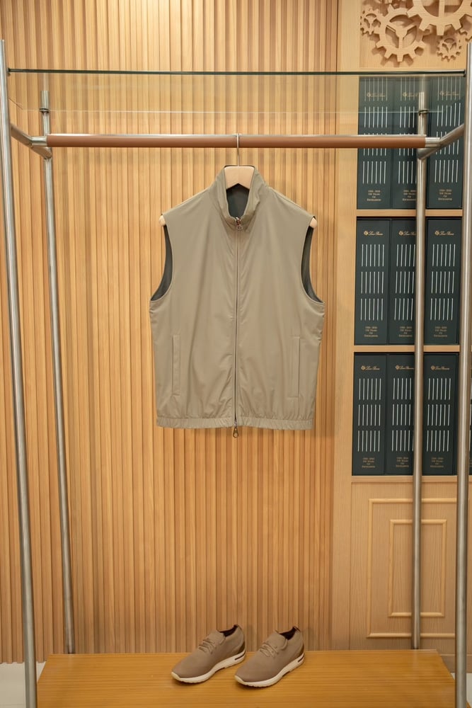 جاكيت "بومبر" الفاخر ثنائي الوجه من لورو بيانا (Loro Piana Reversible Bomber Vest)