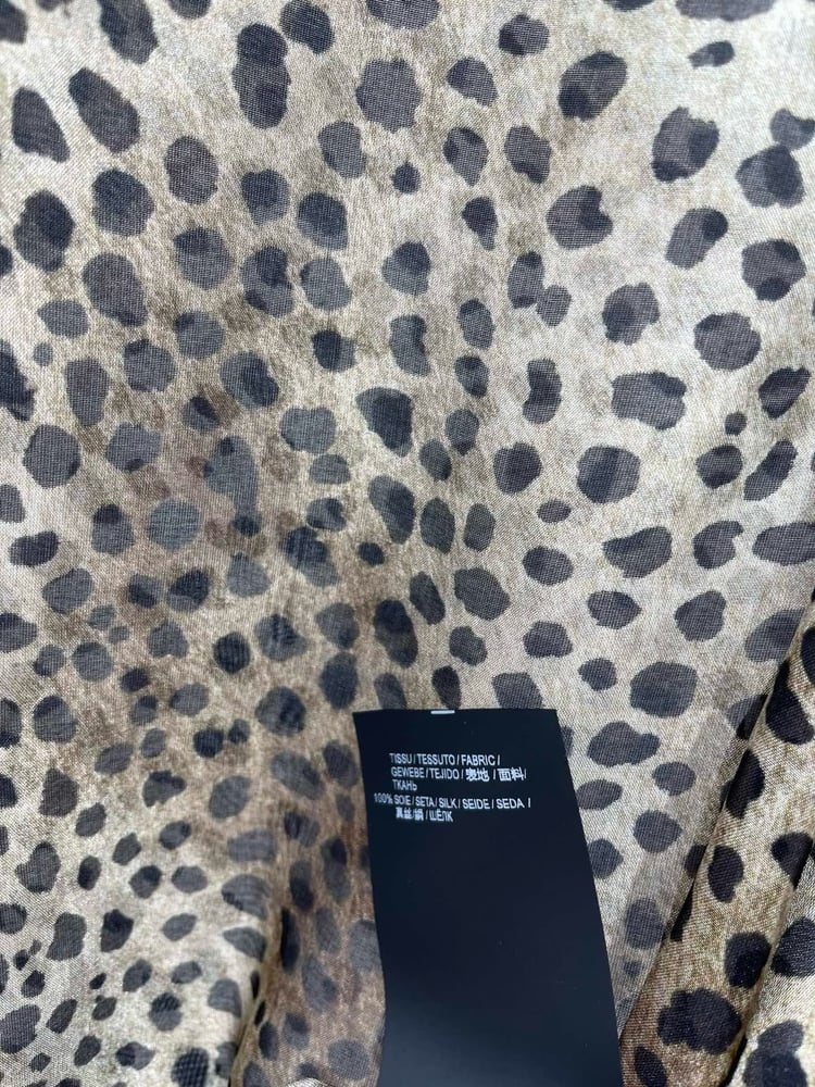 قميص "سان لوران" الحريري بطبعة جلد الفهد (Saint Laurent Leopard-Print Silk Shirt)