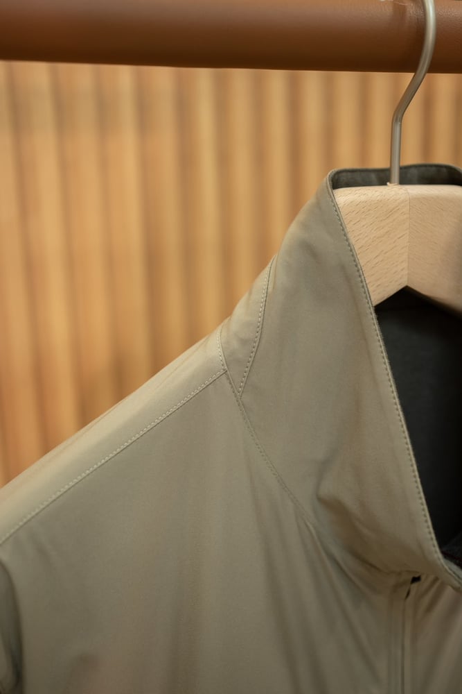 جاكيت "بومبر" الفاخر ثنائي الوجه من لورو بيانا (Loro Piana Reversible Bomber Jacket)