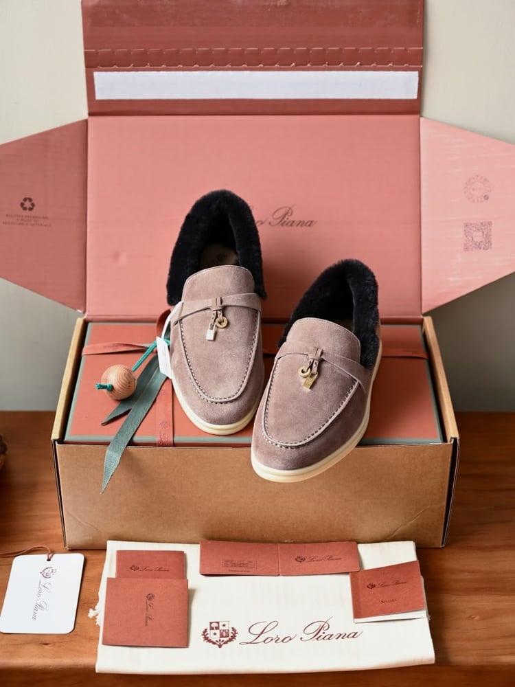 حذاء لورو بيانا النسائي الشمواه المبطن بالفرو مع تفاصيل القفل (Loro Piana Suede Fur-Lined Mules with Lock Charm)