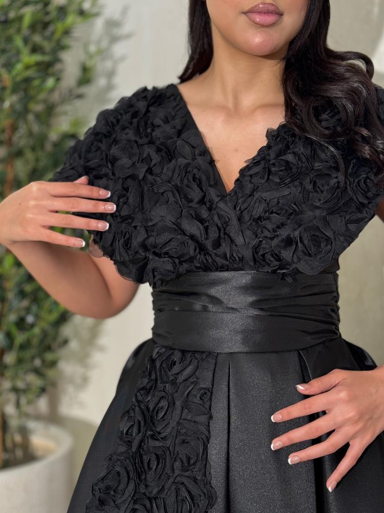 فستان سهرة أسود طويل بتفاصيل وردية وحزام خصر