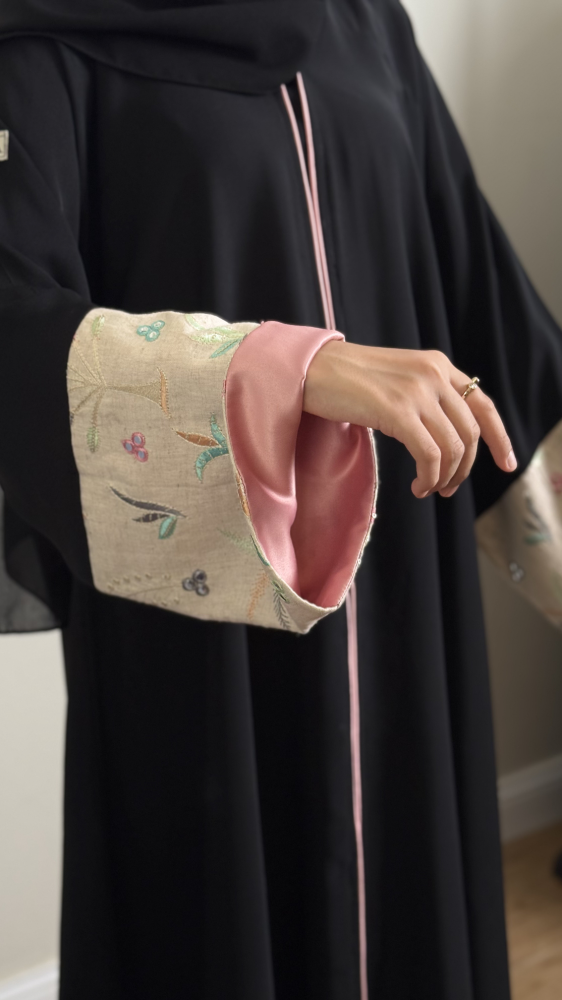 عباية لارا