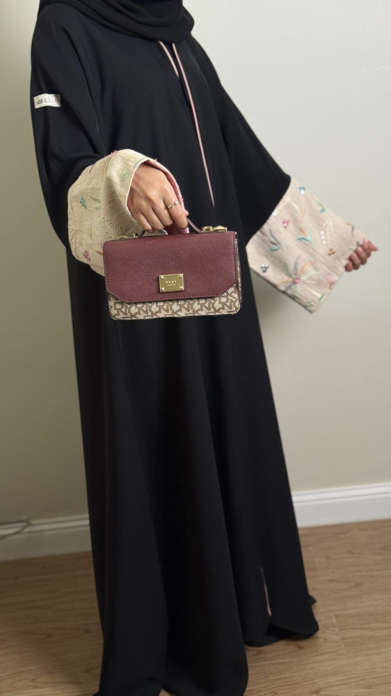 عباية لارا