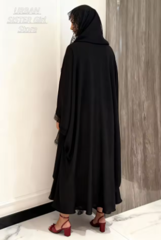 عباءة بتطريز ناعم وقصة مميزة مع تفاصيل على الأطراف