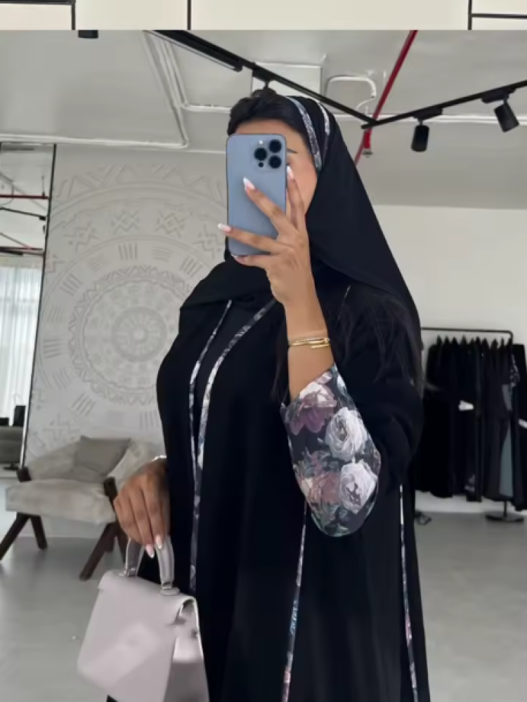 عباية سوداء فاخرة بتطريز أنيق