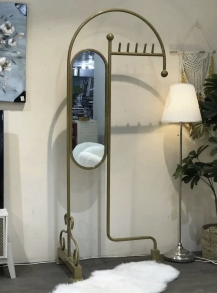 علاقة عبايات مع مرايه
