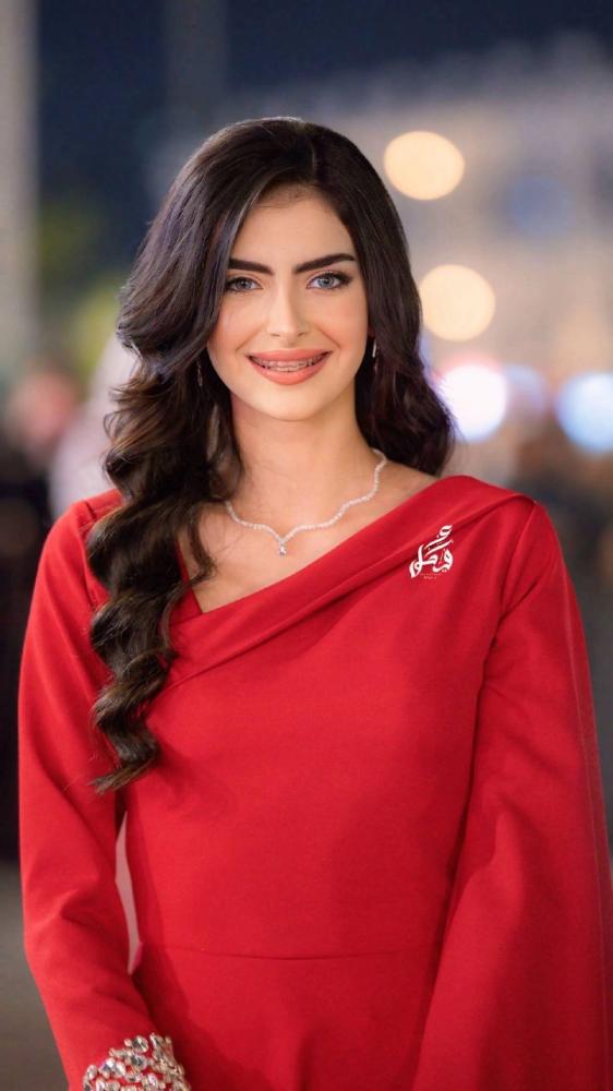 فستان سهرة احمر بذيل طويل