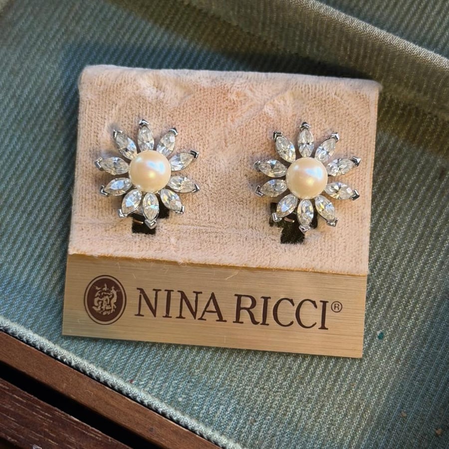 أقراط Nina Ricci Vintage بشكل زهرة ولؤلؤ
