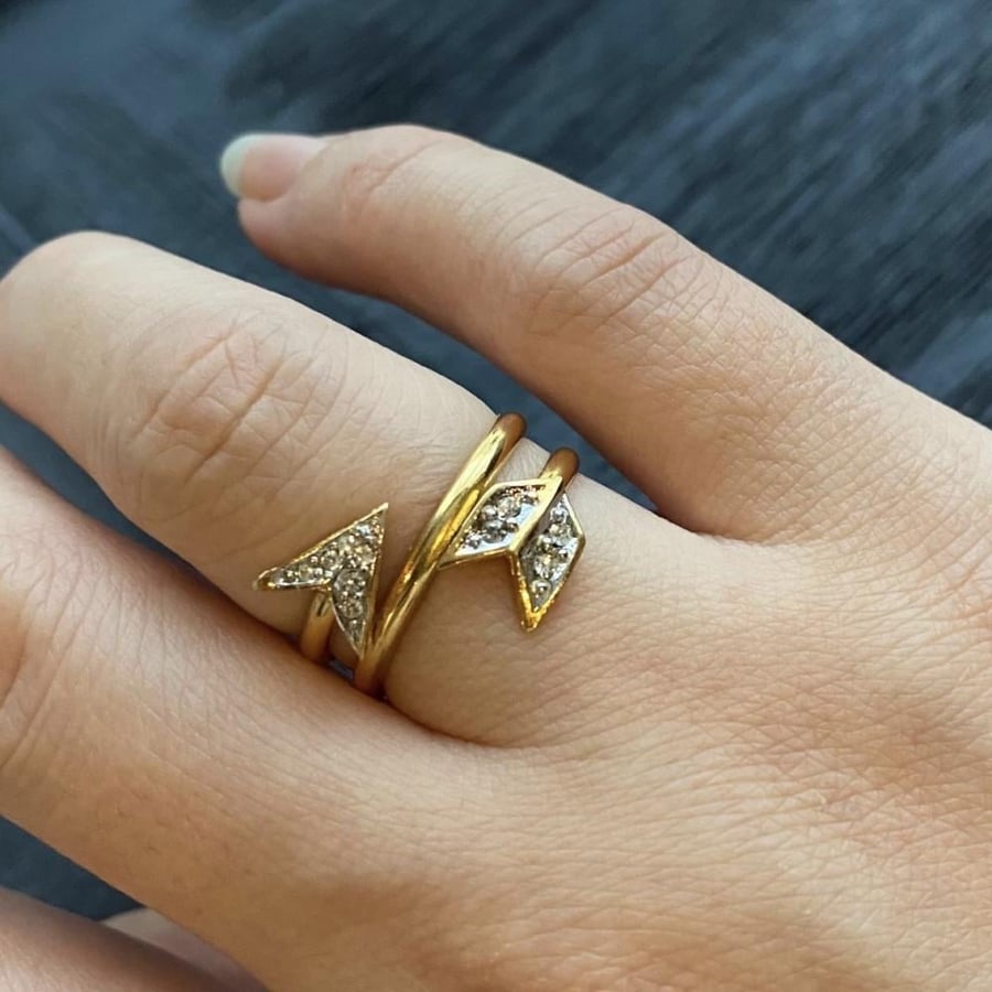 خاتم فنتج سهم ذهبي مرصّع – Vintage Arrow Ring (1980s)