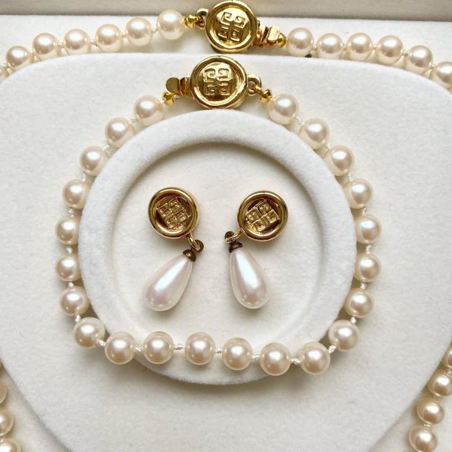طقم لؤلؤ Givenchy Bijoux الفنتج – أناقة باريس الكلاسيكية