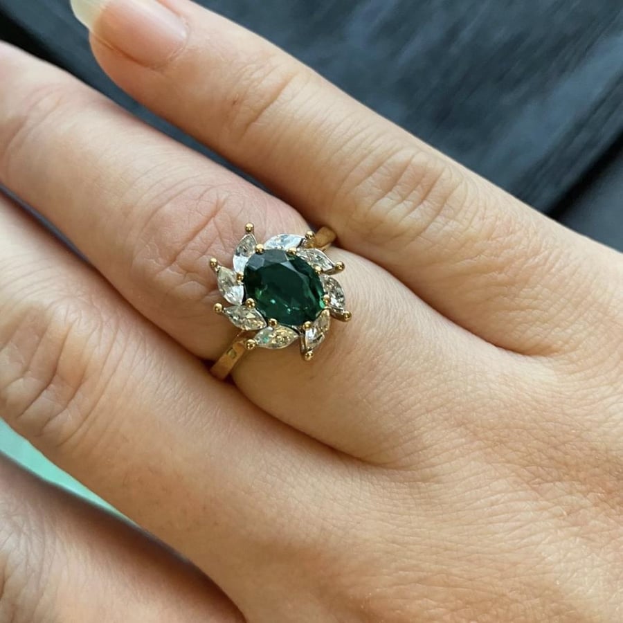 خاتم فنتج بحجر أخضر ملكي – Vintage Green Cluster Ring (1980s)