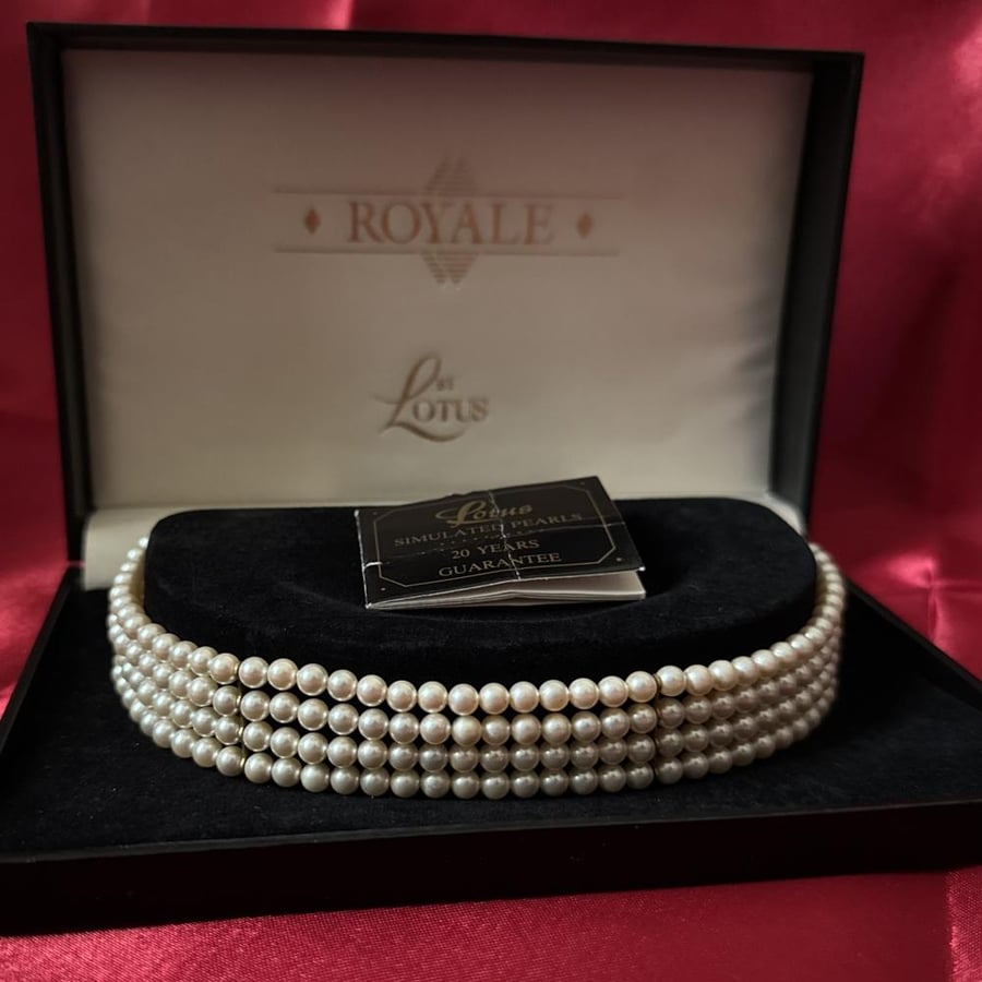 Luxury pearl necklace from the brand Lotus Royale