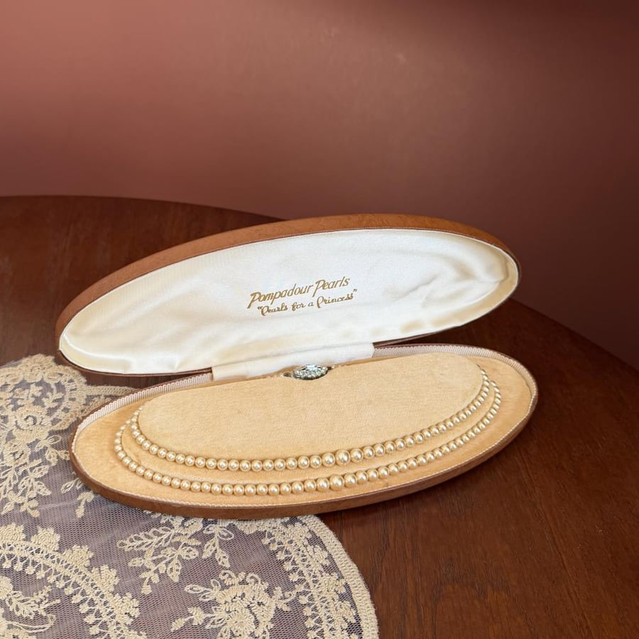 عقد فنتج ماركة Pompadour Pearls
