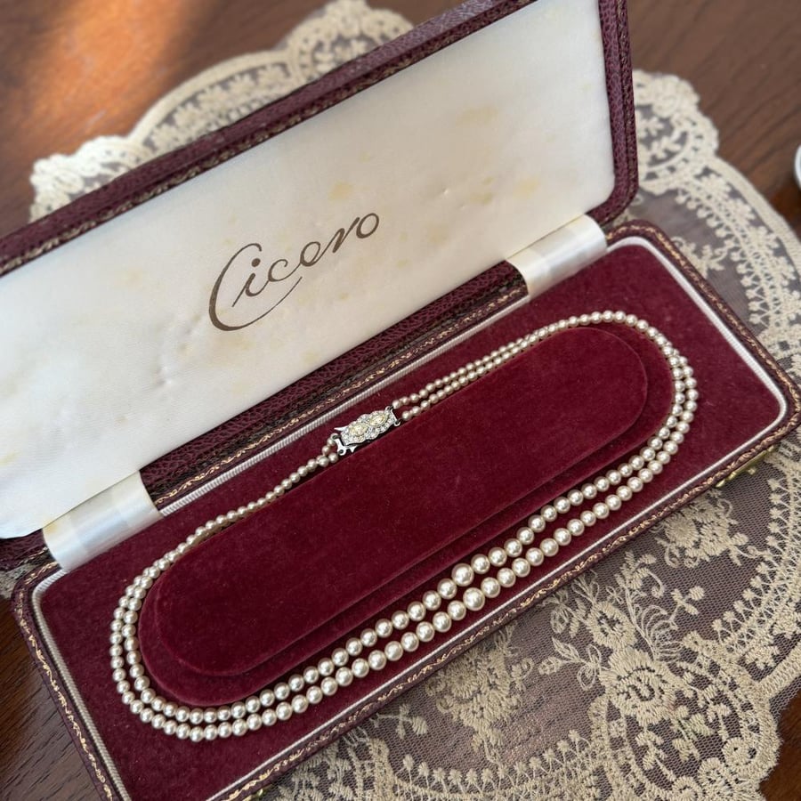 عقد Cicero الفنتج ثلاثي الصفوف مع علبته الأصلية