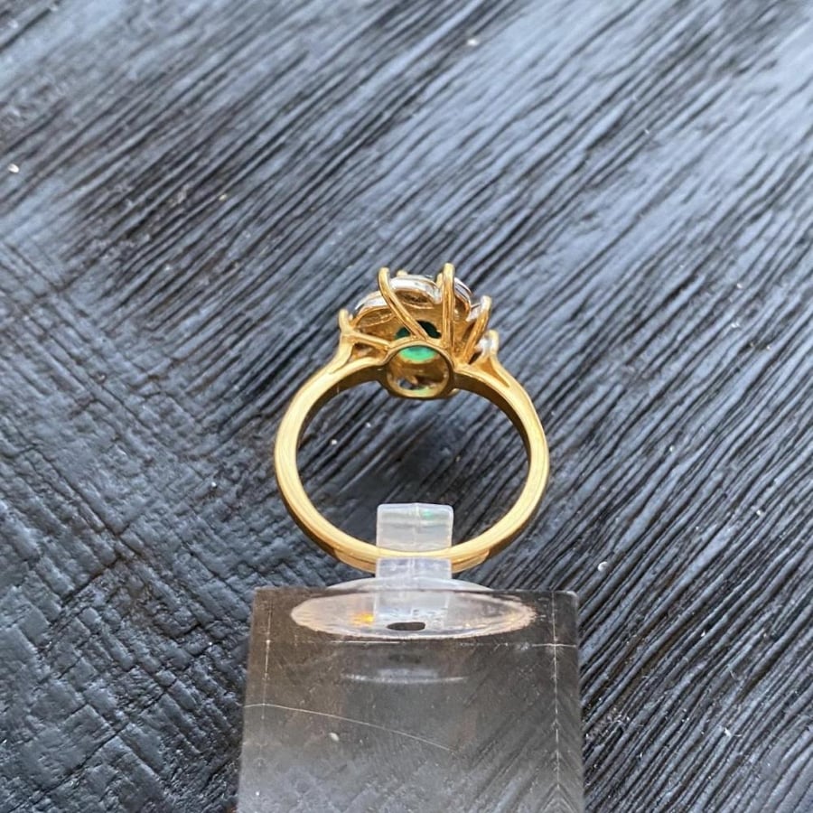 خاتم فنتج بحجر أخضر ملكي – Vintage Green Cluster Ring (1980s)