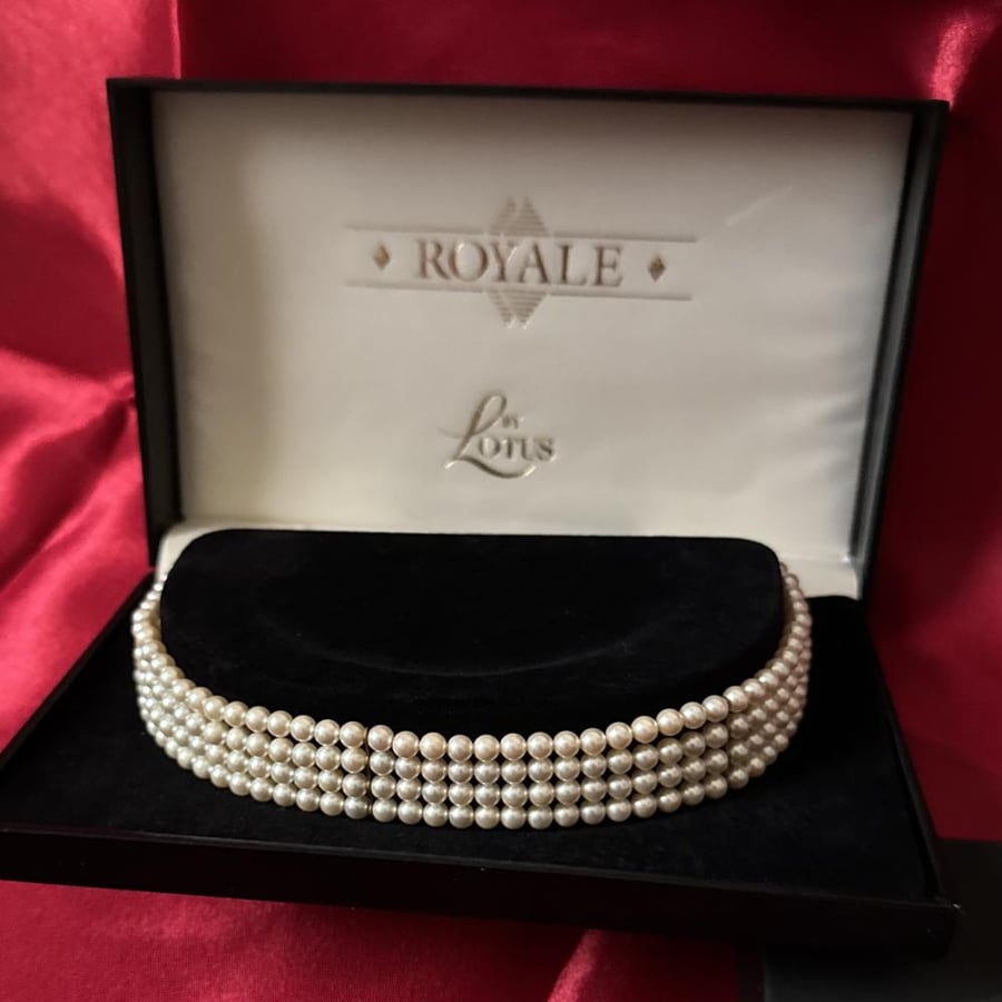 Luxury pearl necklace from the brand Lotus Royale