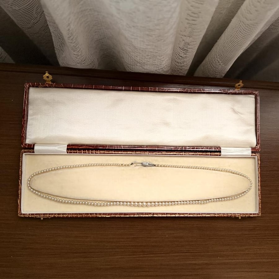 Vintage classic pearl necklace with its original box