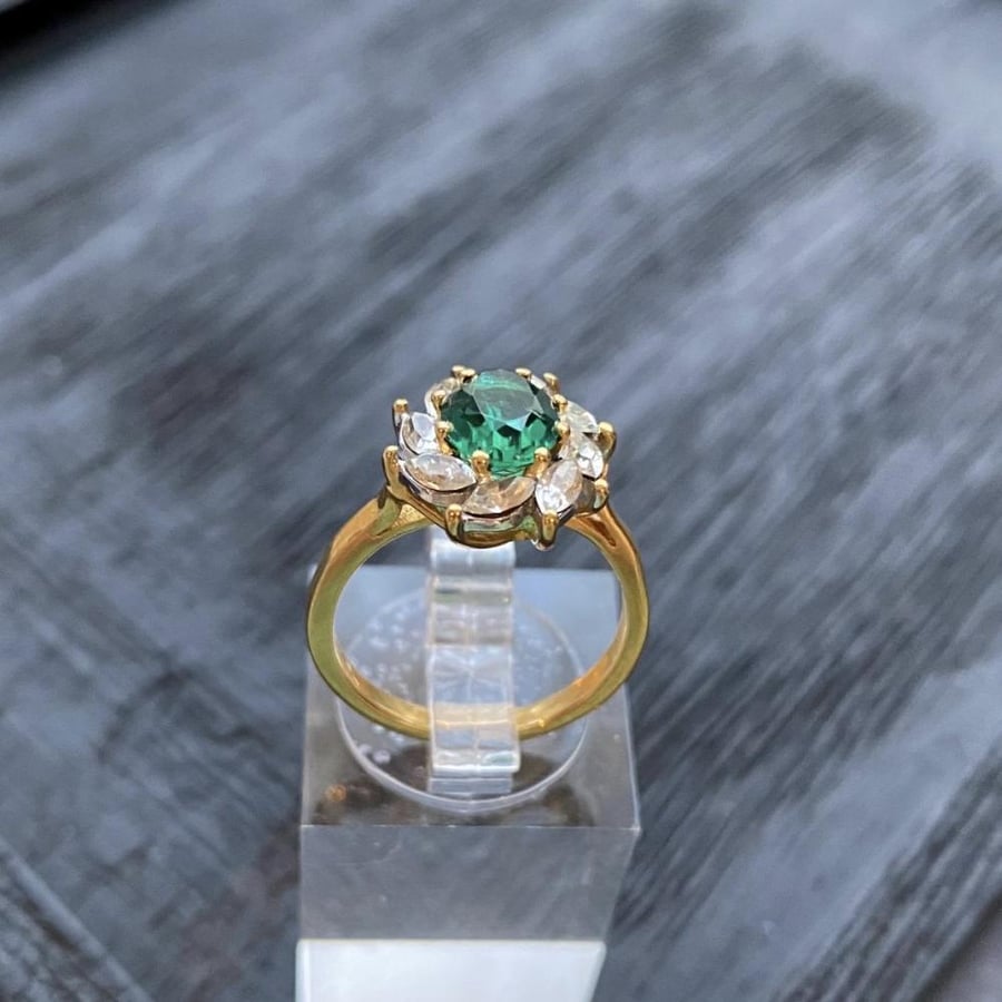 خاتم فنتج بحجر أخضر ملكي – Vintage Green Cluster Ring (1980s)