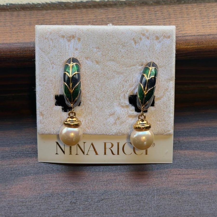 أقراط Nina Ricci Vintage باللؤلؤ والمينا الخضراء
