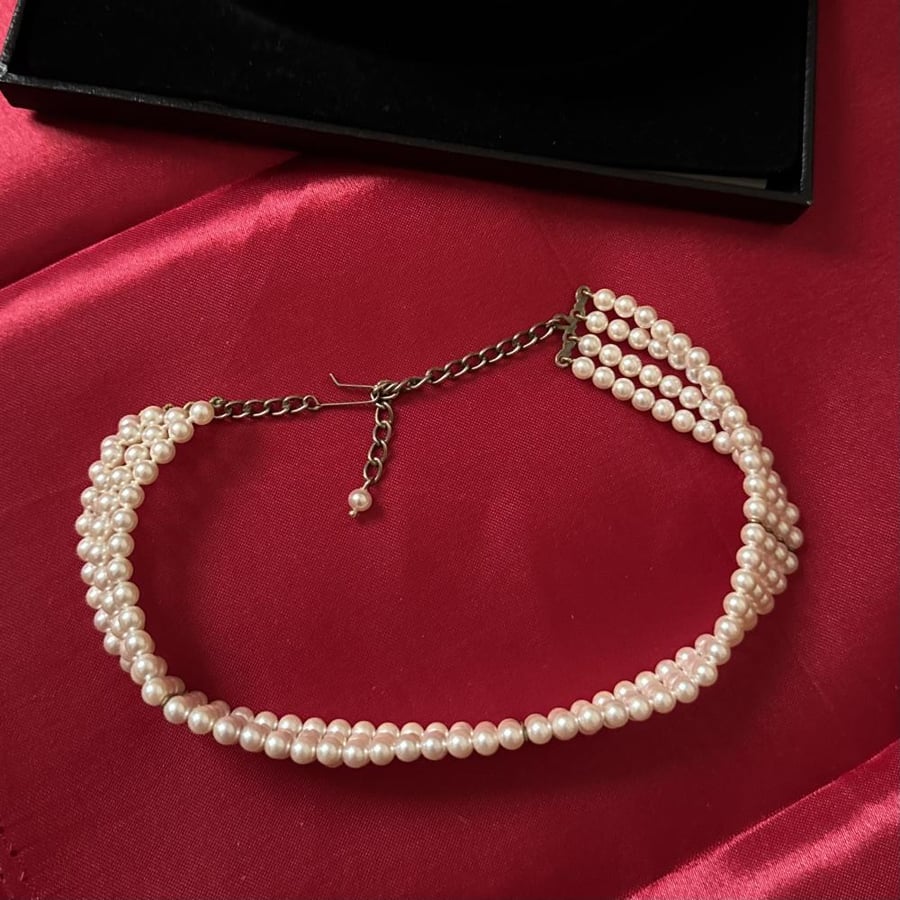 Luxury pearl necklace from the brand Lotus Royale
