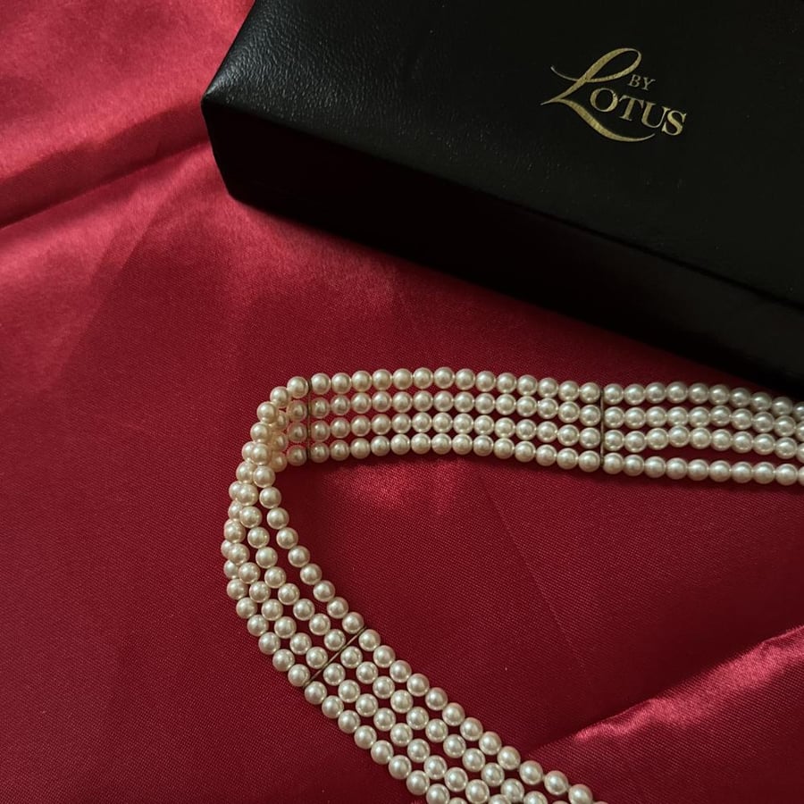 Luxury pearl necklace from the brand Lotus Royale