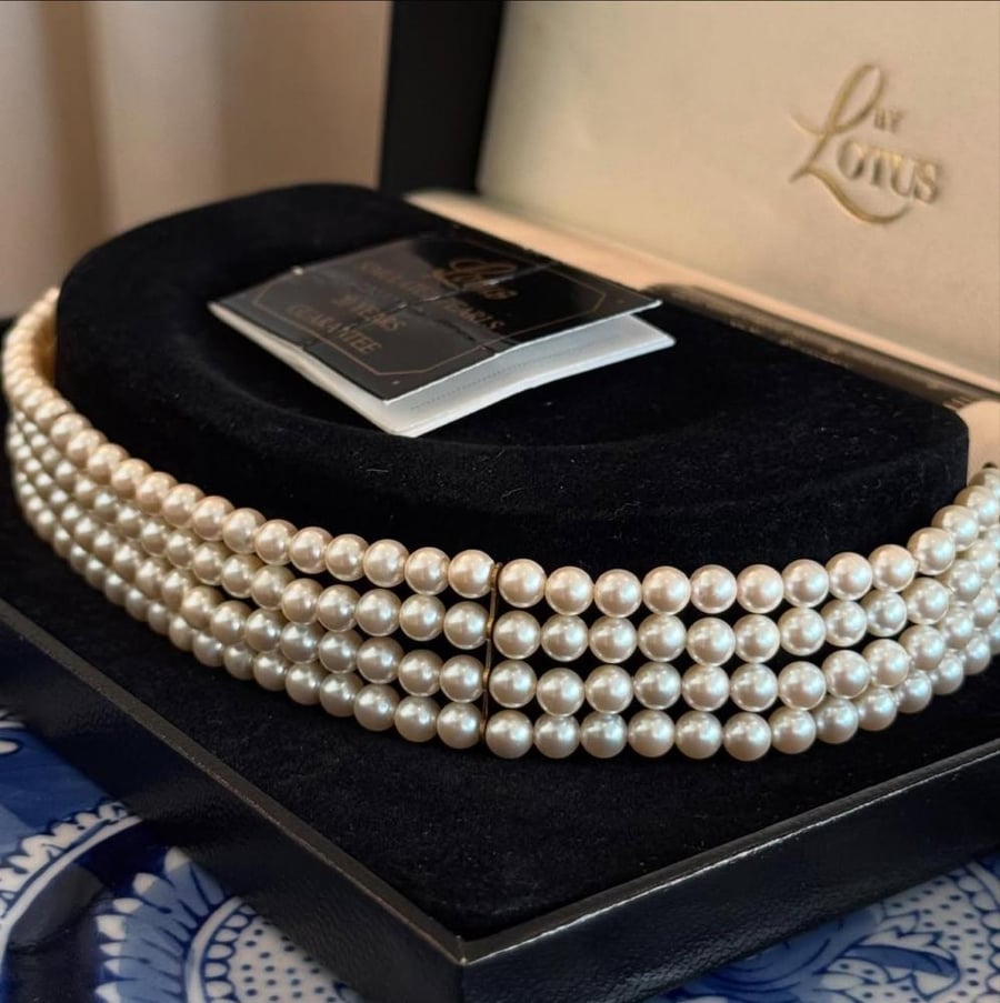 Luxury pearl necklace from the brand Lotus Royale