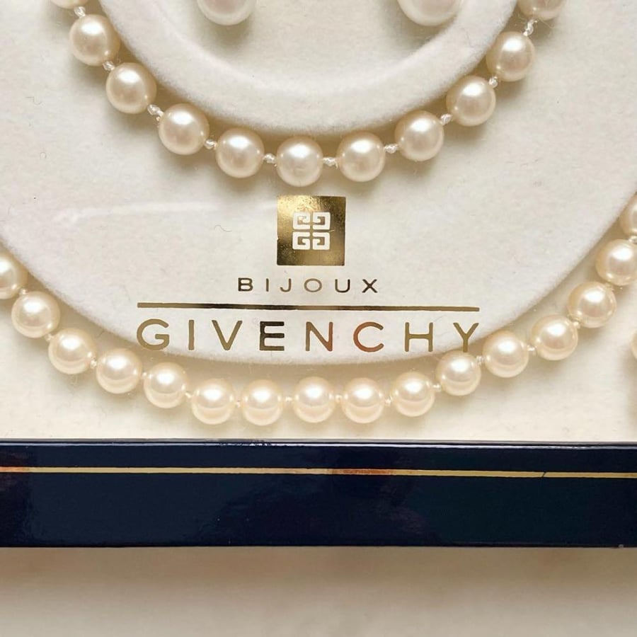 طقم لؤلؤ Givenchy Bijoux الفنتج – أناقة باريس الكلاسيكية