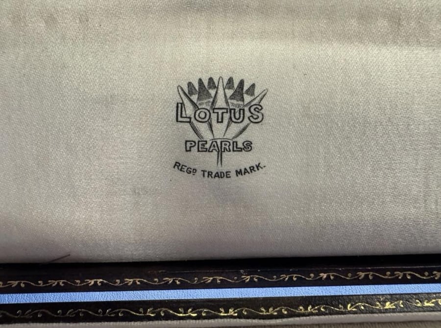 عقد فنتج فاخر من Lotus de Luxe