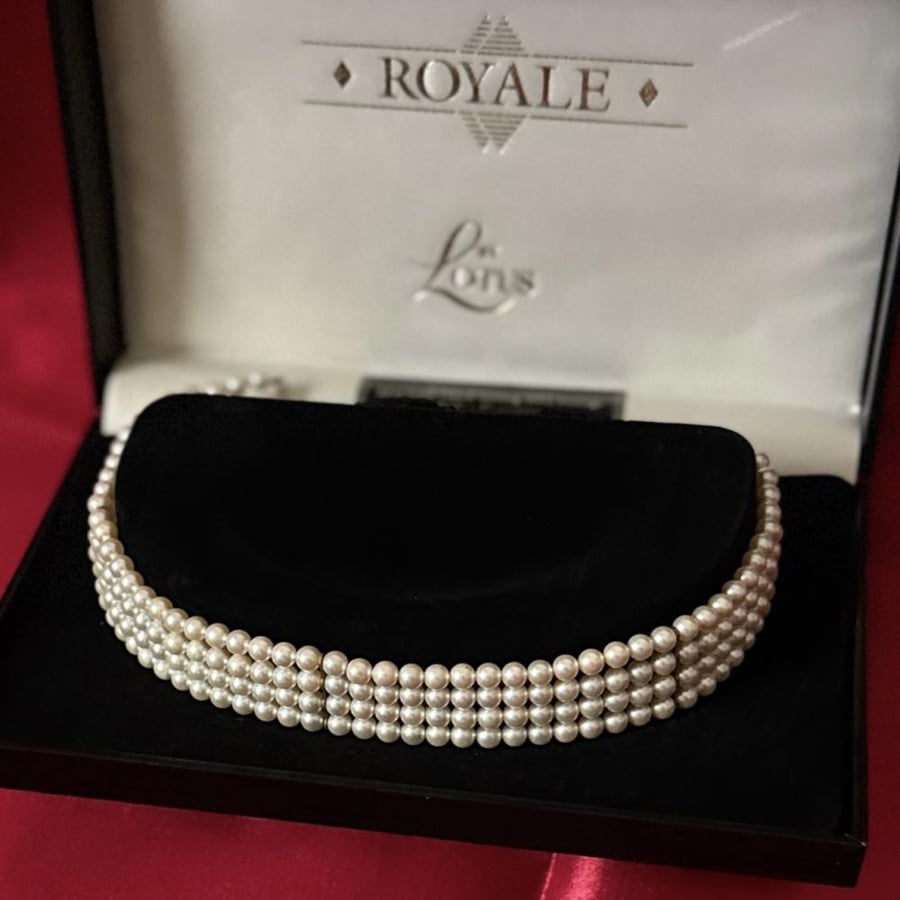 Luxury pearl necklace from the brand Lotus Royale
