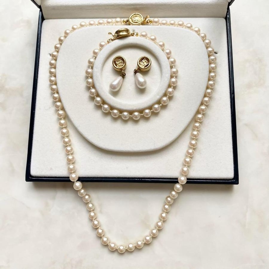 طقم لؤلؤ Givenchy Bijoux الفنتج – أناقة باريس الكلاسيكية