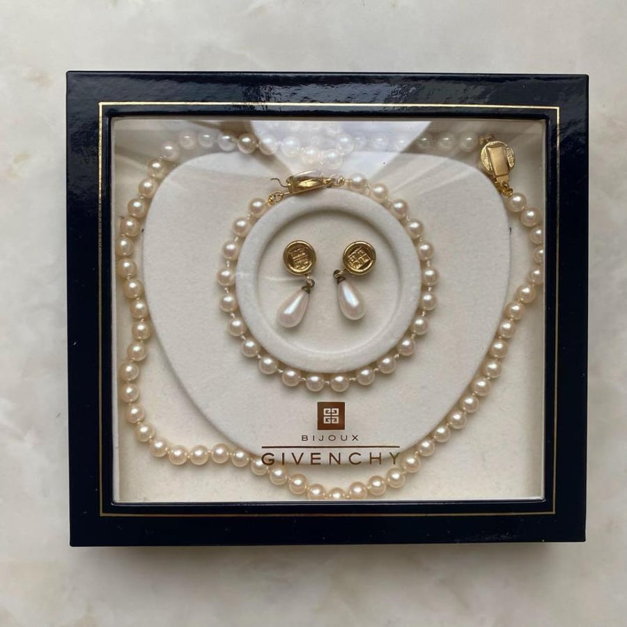 طقم لؤلؤ Givenchy Bijoux الفنتج – أناقة باريس الكلاسيكية