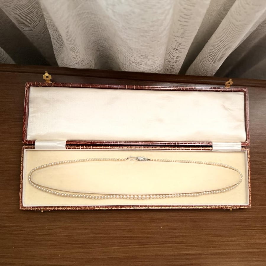 Vintage classic pearl necklace with its original box