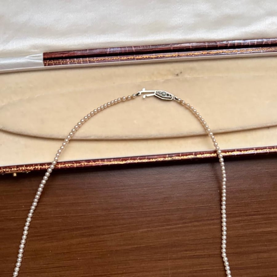 Vintage classic pearl necklace with its original box